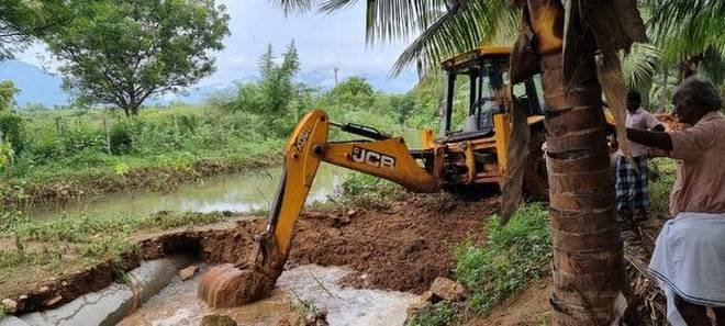 Encroachments across Hanuman River being removed to ensure free flow of water into 49 irrigation tanks in Tirunelvli district