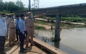 Special Monitoring Officer Abhin Dinesh Modak inspects Karuppudurai dam in Tirunelveli on Wednesday.