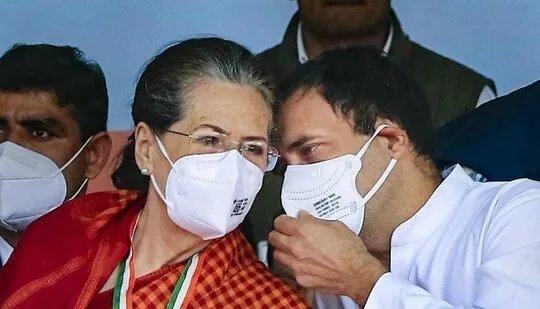 Congress president Sonia Gandhi and party leader Rahul Gandhi. (PTI)