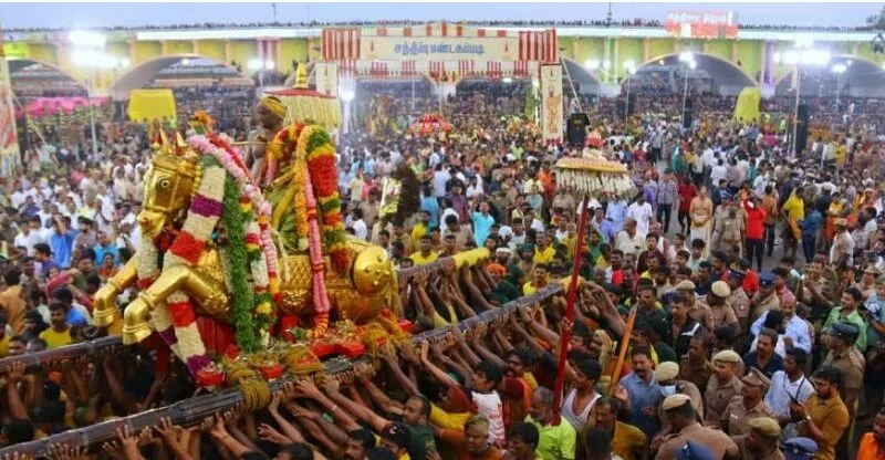 Lord Kallalagar enters Vagiai river as part of Chithirai festival in Tamil Nadu