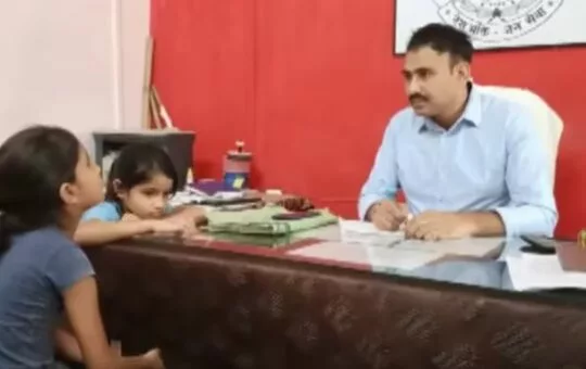 Uncle, please save our mom...: Two minor girls in MP's Gwalior ask cops to arrest their dad